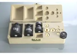 Gewichtssatz in einem Block aus RE-Wood mit Deckel