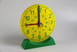 Lernuhr mit Zeigerwerk und Standfuss