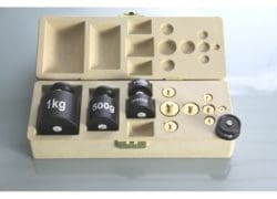 Gewichtssatz in einem Block aus RE-Wood mit Deckel