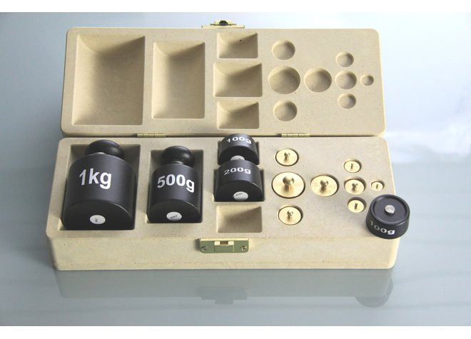 Gewichtssatz in einem Block aus RE-Wood mit Deckel